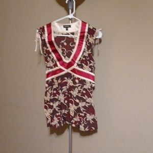 Sleeveless blouse, ties on the shoulders